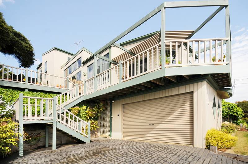 STUNNING HOME, STUNNING OUTLOOK Picture 1