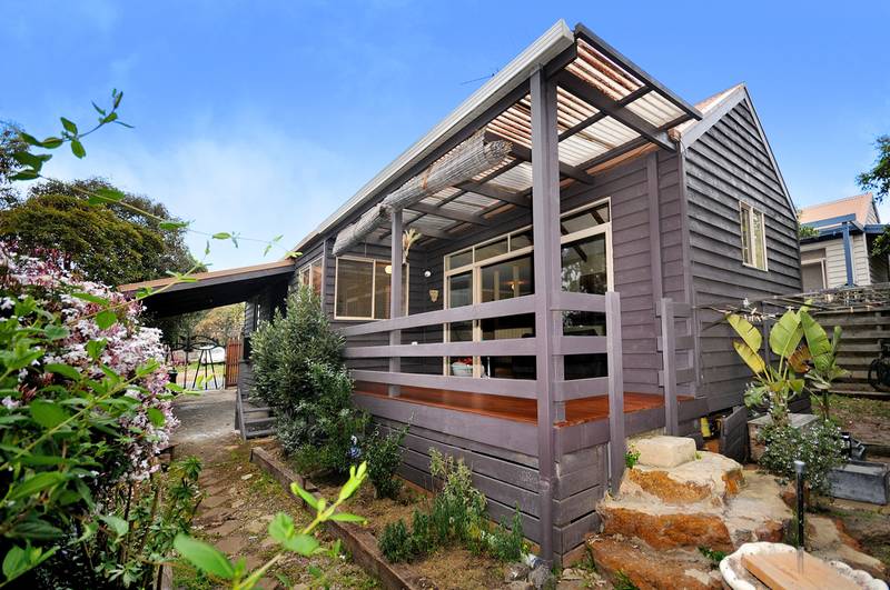 THE BEACH LIFE STARTS HERE Picture 1