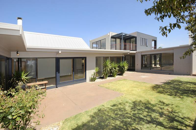 A MODERN FAMILY OASIS Picture 1