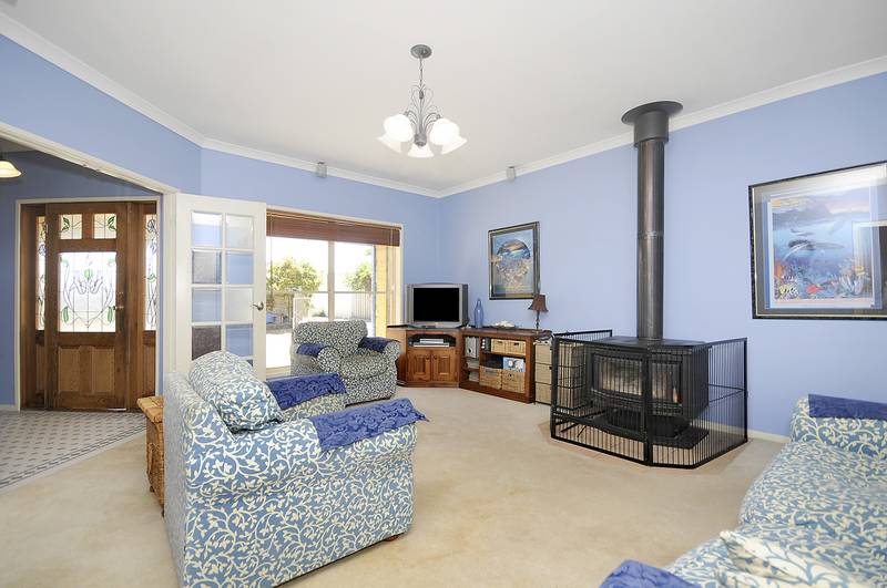 FAMILY HOME - BIG BLOCK - NORTH FACING & PRICED TO SELL Picture 3