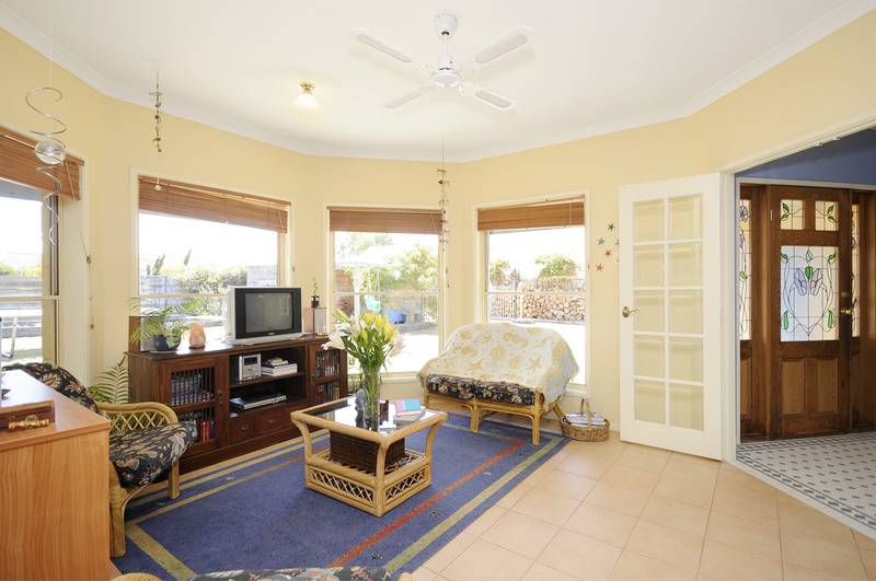 FAMILY HOME - BIG BLOCK - NORTH FACING & PRICED TO SELL Picture 2