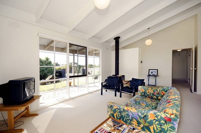 WHAT A BUY. 4 BEDROOM, BIG BLOCK, COURT LOCATION Picture 3