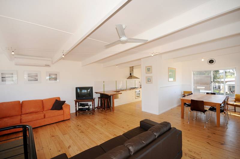 GRAND RENOVATION IN IDEAL LOCATION Picture 2