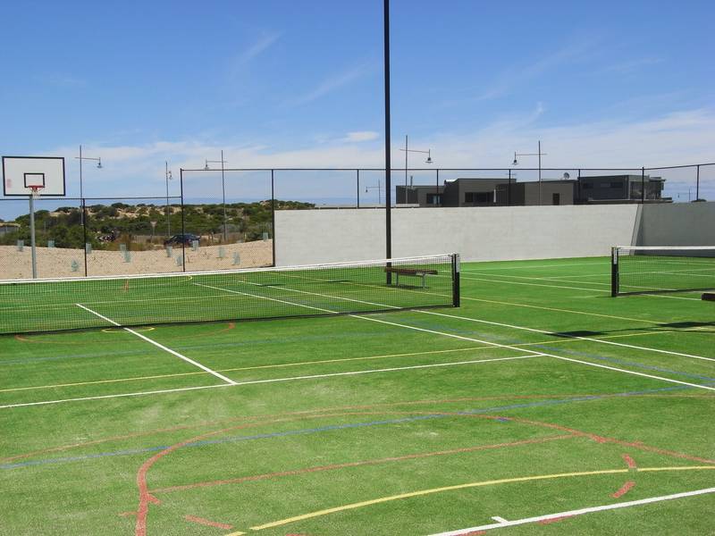 SMACK BANG ON THE 1st TEE & PRICED TO SELL!!!!! Picture 2