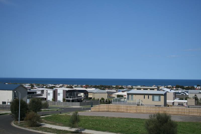 BREATHTAKING VIEWS @ THIS PALATIAL FAMILY HOME Picture 3