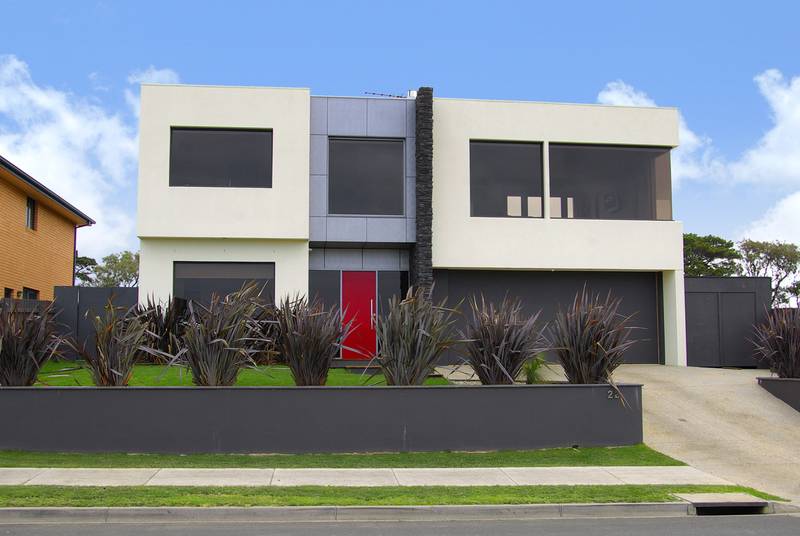 BREATHTAKING VIEWS @ THIS PALATIAL FAMILY HOME Picture 1