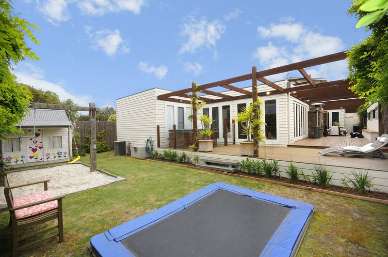 STYLISHLY DESIGNED ENTERTAINER Picture 3