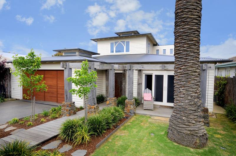 STYLISHLY DESIGNED ENTERTAINER Picture 1