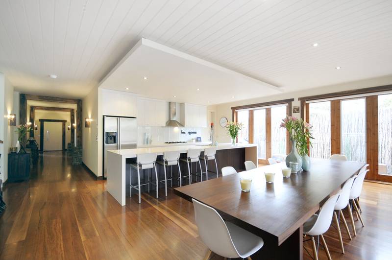 STYLISHLY DESIGNED ENTERTAINER Picture 2