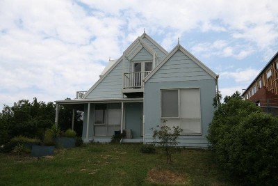 CHARACTER THREE BEDROOM BEACH HOUSE Picture CHARACTER THREE BEDROOM BEACH HOUSE Picture