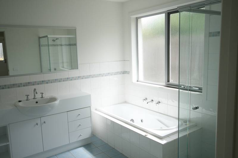 PRIVATE REAR TOWNHOUSE Picture 3