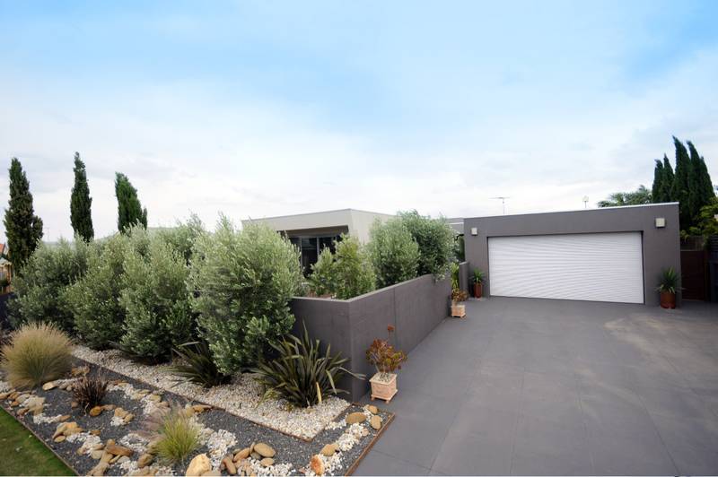 STUNNING MODERN CONTEMPORARY HOME Picture 2