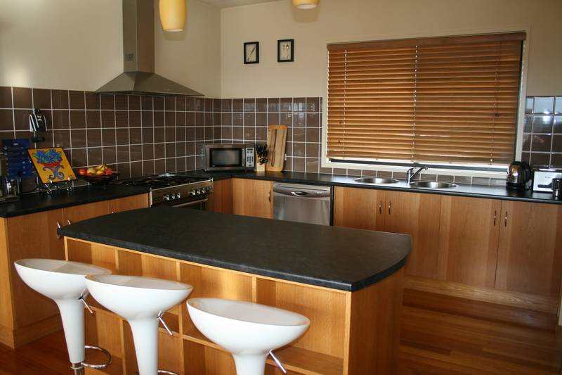 AVAILABLE 24/04/2009 Picture 2