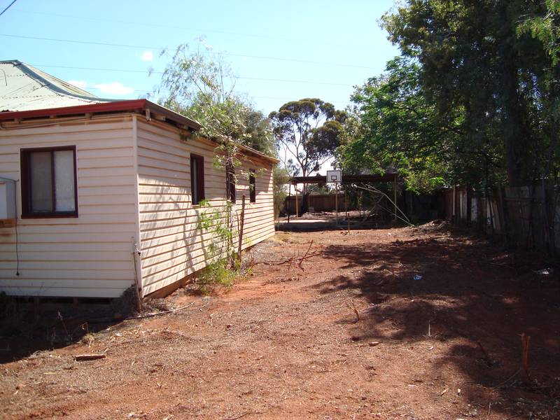 RENOVATORS DELIGHT!! Picture 2