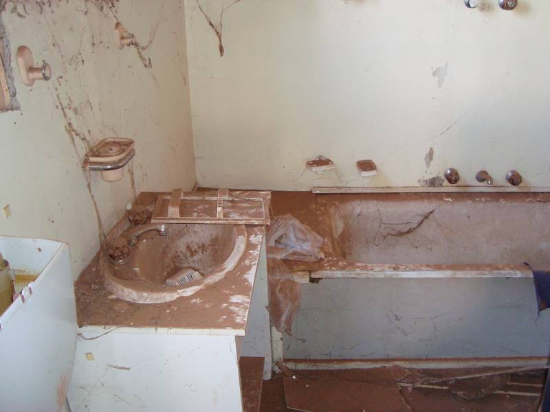 RENOVATORS DELIGHT!! Picture 3