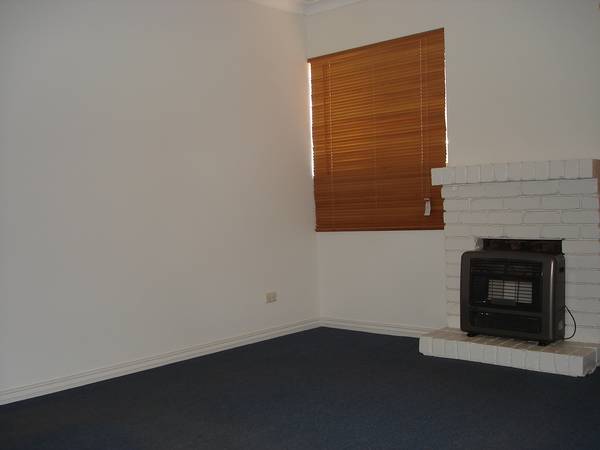 CENTRALLY LOCATED-WALK TO THE PUB AND THE SHOPS Picture