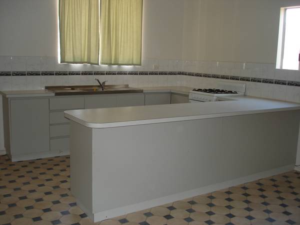 CENTRALLY LOCATED-WALK TO THE PUB AND THE SHOPS Picture