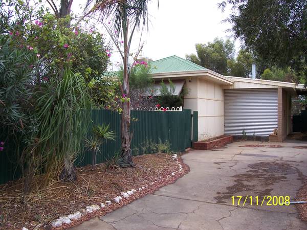 Comfortable older style house with pool Picture 1