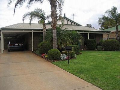 EXQUISITE LOCATION, FAMILY LIVING!! Picture