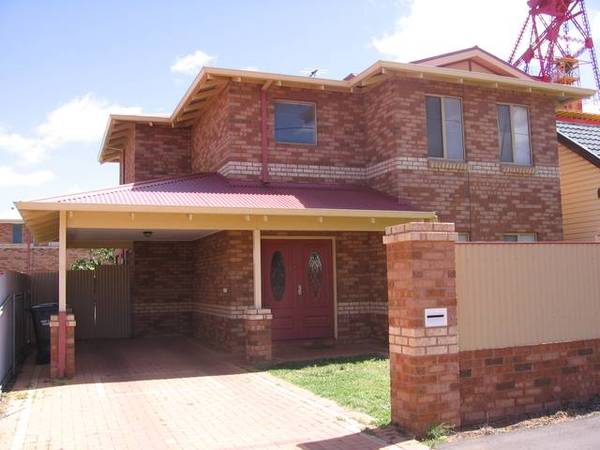 Fully Furnished Town House Picture 1