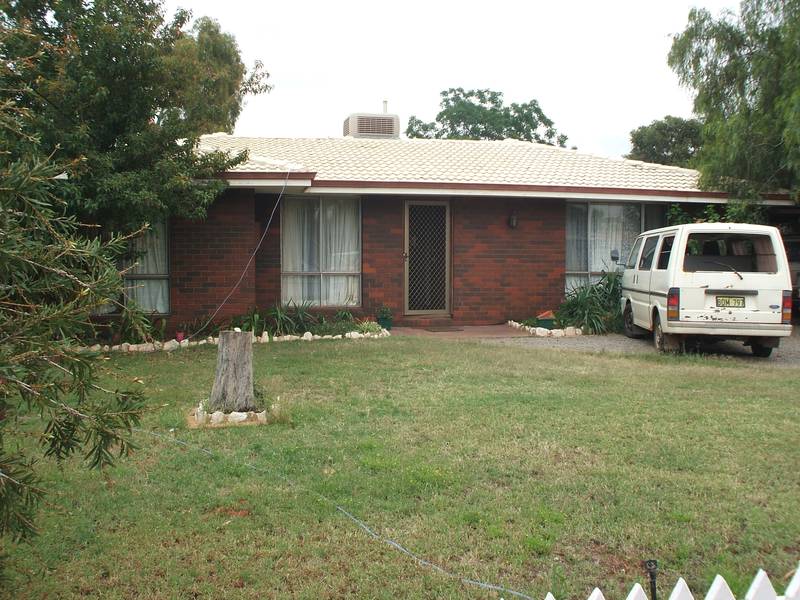 FIRST HOME OPEN SUNDAY - SIX BEDROOMS AND MORE...... Picture 1