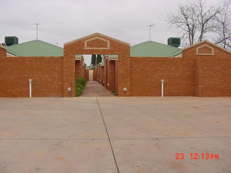 CLOSE TO TOWN Picture 1