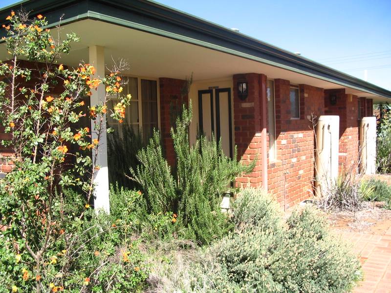 ELEGANT & STYLISH!!ONE WEEKS FREE RENT!! Picture 1