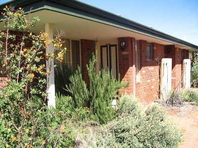 ELEGANT & STYLISH!!ONE WEEKS FREE RENT!! Picture