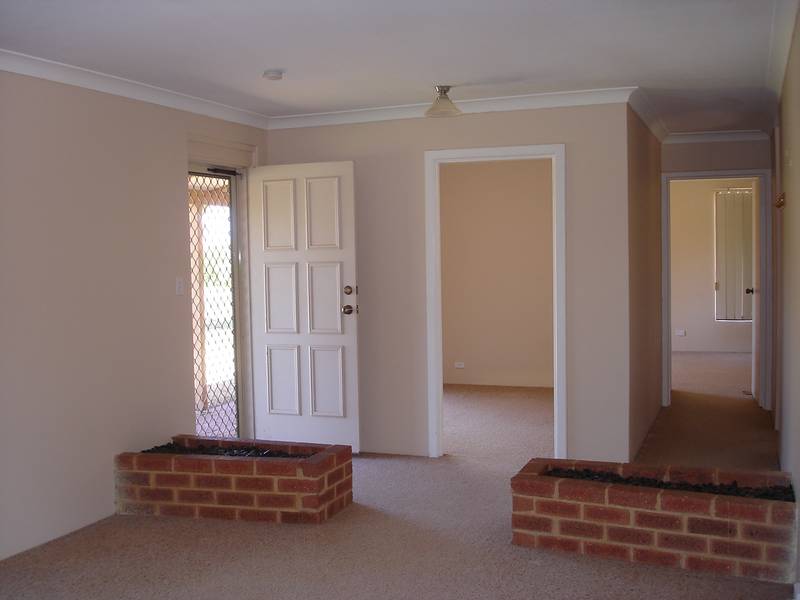 TUCKED AWAY IN A QUIET CUL-DE-SAC Picture 2