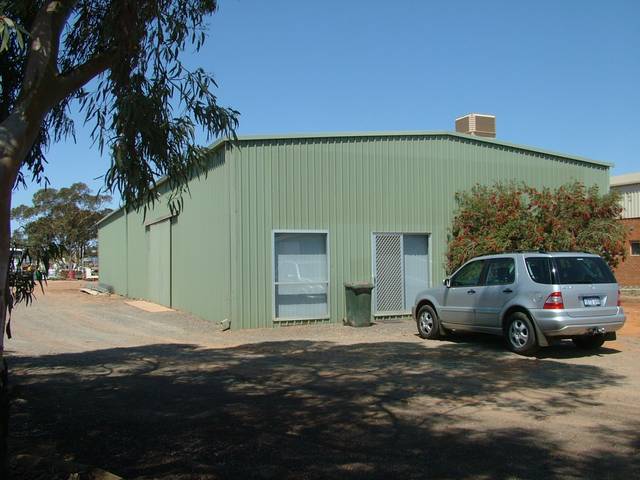 COMMERCIAL OFFICES AND WORKSHOP Picture 1