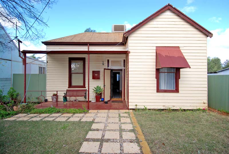 IMPRESSIVE SIZE - CENTRAL LOCATION Picture 1