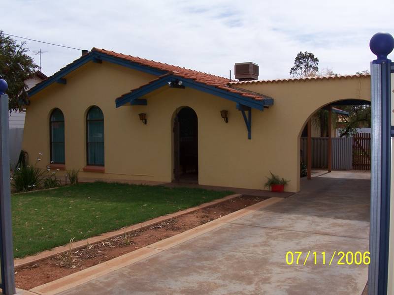 CLOSE TO SCHOOLS & SHOPS Picture 1