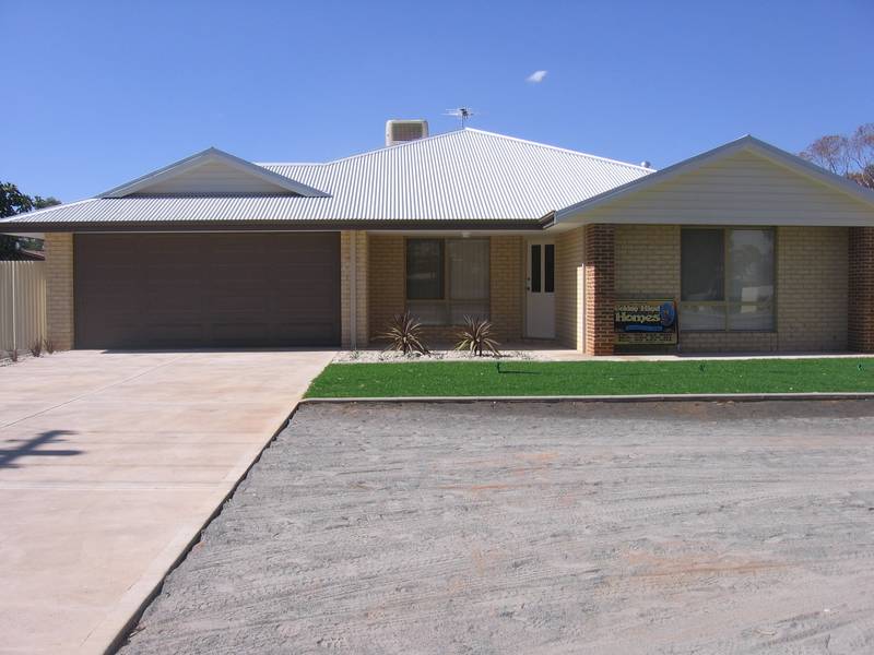 NEAR NEW AND MODERN! Picture 1