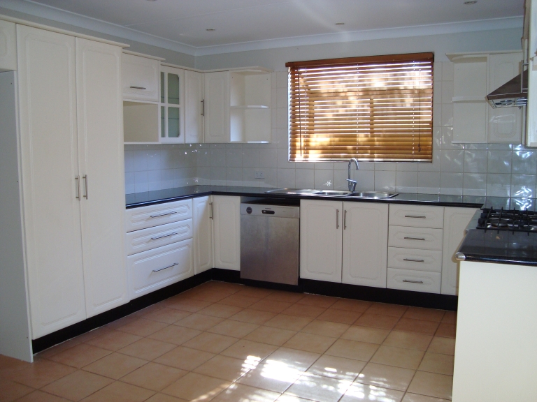 COMFORTABLE HOME WITH ALL YOU NEED Picture 2