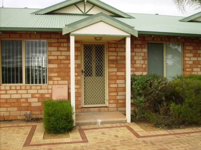 CLOSE TO TOWN & HOSPITAL Picture 1