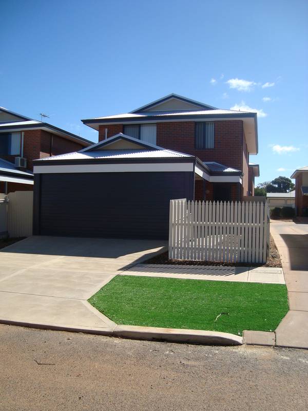 GOOD LOCATION! Picture 1