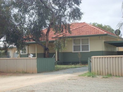 LARGE SHED & BACKYARD Picture LARGE SHED & BACKYARD Picture