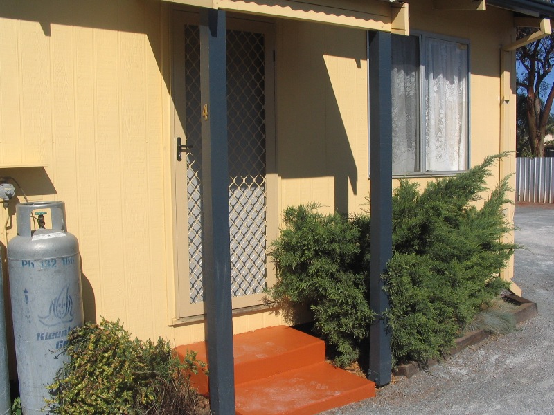 EASY CARE & LOW MAINTENANCE YARD + ONE WEEKS FREE RENT Picture 1