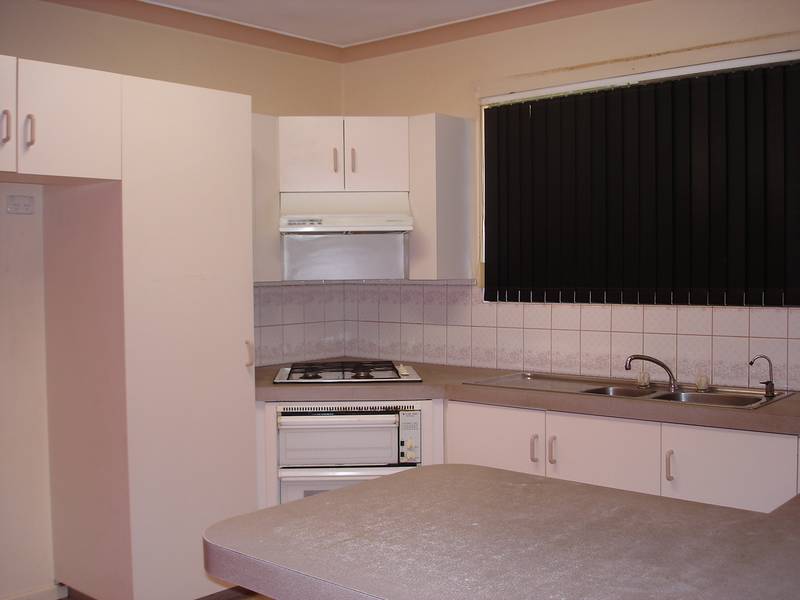 FAMILY HOME CLOSE TO SCHOOLS Picture 3