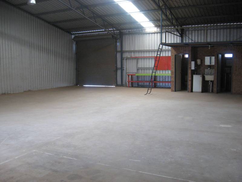 212sqm WORKSHOP & OFFICE Picture 2
