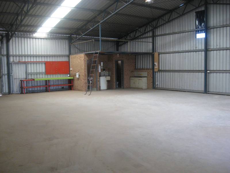 212sqm WORKSHOP & OFFICE Picture 3