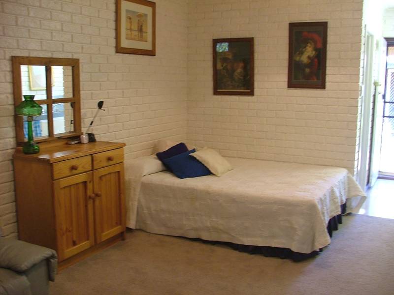 IDEAL FOR A WORKING COUPLE OR SINGLE PERSON Picture 2