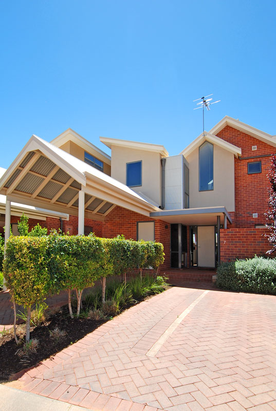 SPACIOUS UPMARKET QUALITY TOWNHOUSE Picture 2