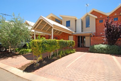 SPACIOUS UPMARKET QUALITY TOWNHOUSE Picture SPACIOUS UPMARKET QUALITY TOWNHOUSE Picture