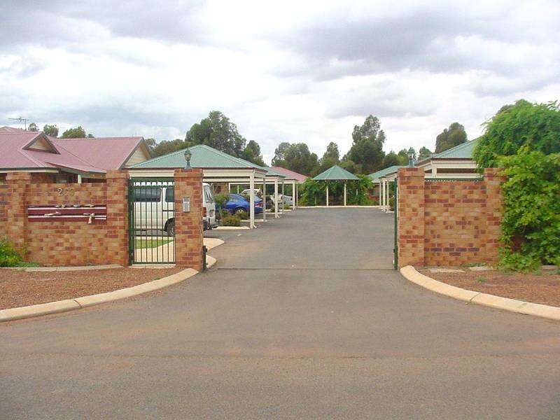 SECURITY! & POOL Picture 1