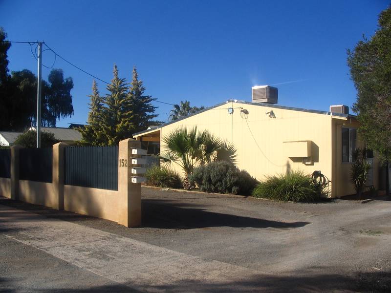 LOW MAINTENANCE AND FULLY FURNISHED Picture 1