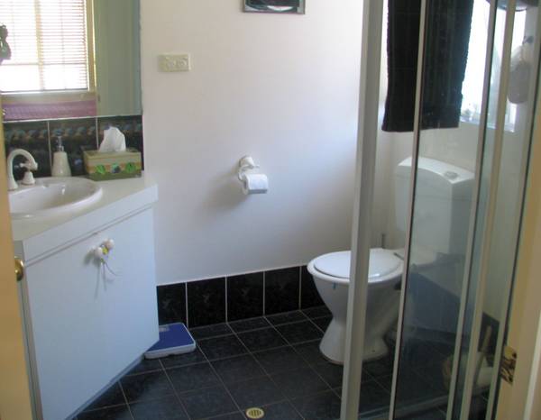 GREAT FAMILY HOME WITH A POOL! Picture