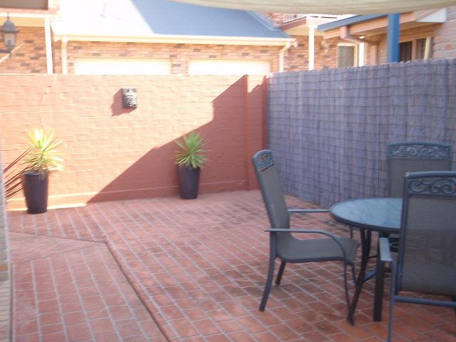 Comfortable, Modern and Furnished! Picture 2