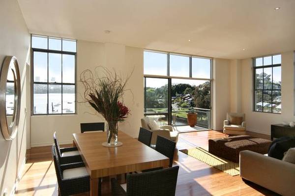 Spectacular Waterfront Apartment - Magical by day and night Picture 2