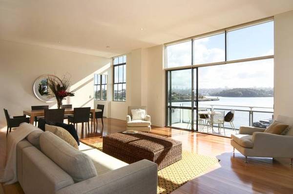 Spectacular Waterfront Apartment - Magical by day and night Picture 1